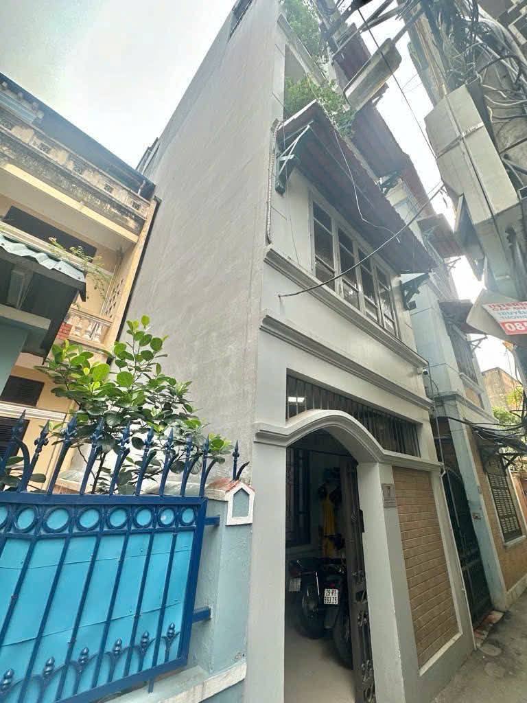 Nhà Lạc Long Quân 5 tầng, dân xây kiên cố, nở hậu, gần ô tô