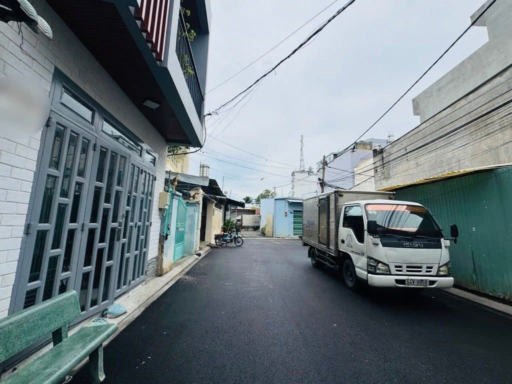 Nhà 3 tầng mới xây, hẻm xe tải tránh, tặng nội thất tại Tô Hiệu, Quận 11