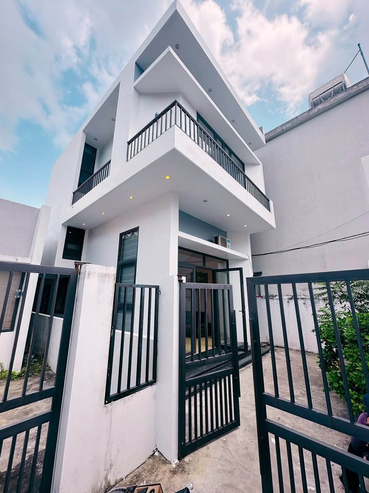 Bán nhà 2 tầng rưỡi đẹp, mặt tiền rộng tại trung tâm Cẩm Thạch, Cẩm Phả