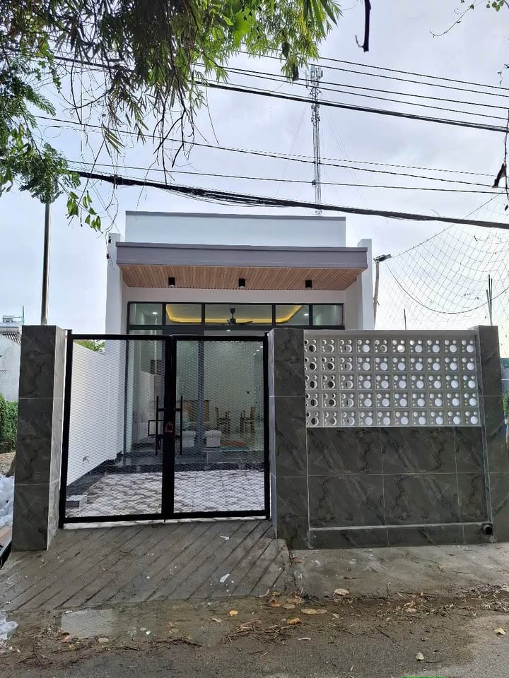 Bán nhà đẹp mặt tiền đường Yên Thế, Tân Hội, chỉ cách Quốc lộ 1A vài trăm mét, gần kề Nhà thờ Tân Hội