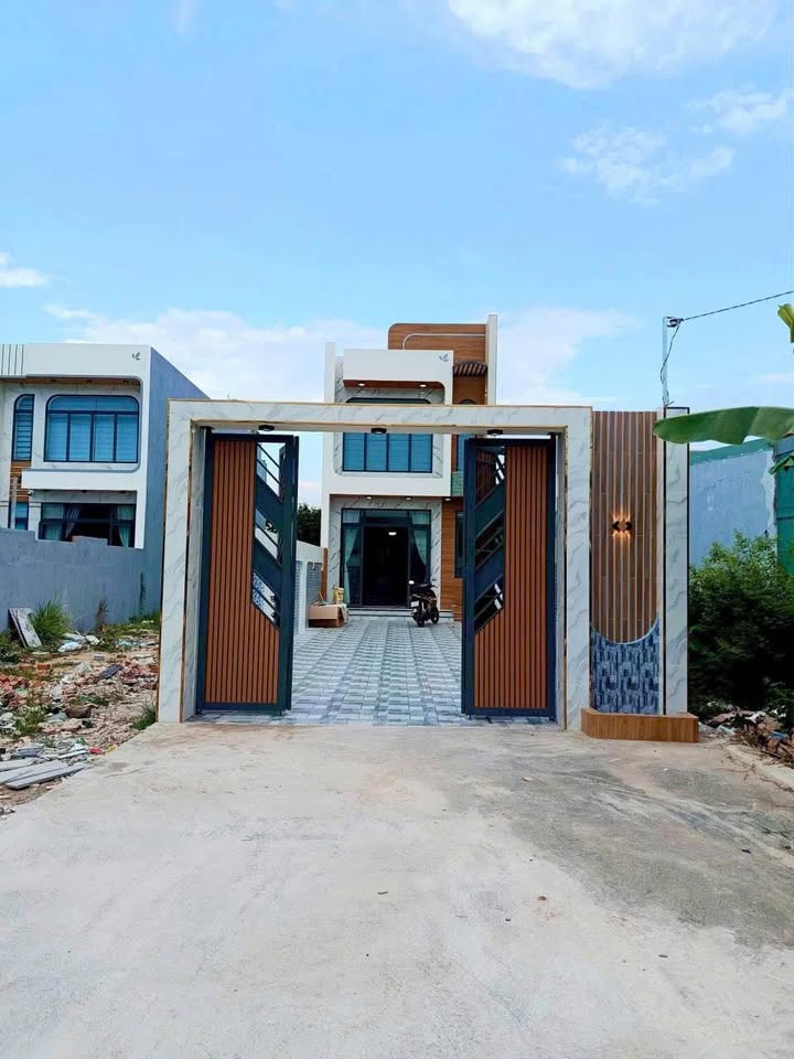 Nhà Long Điền 204m² 3,4 tỷ, sổ hồng riêng, xe hơi lượn lờ