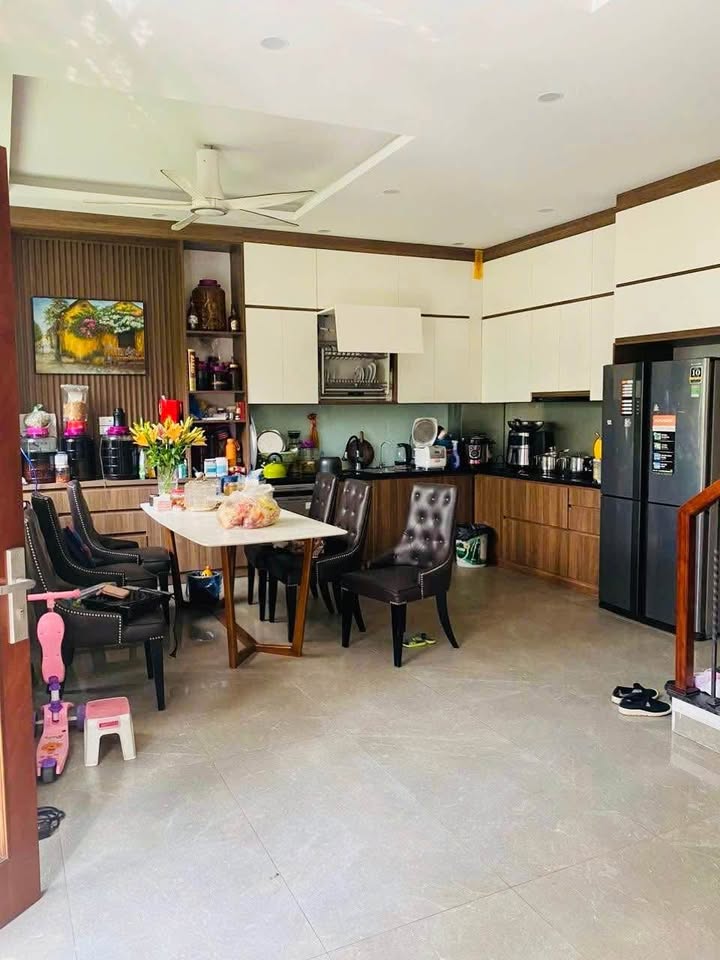 Gia sản tại trung tâm Phúc Đồng, mặt tiền rộng hơn 7m