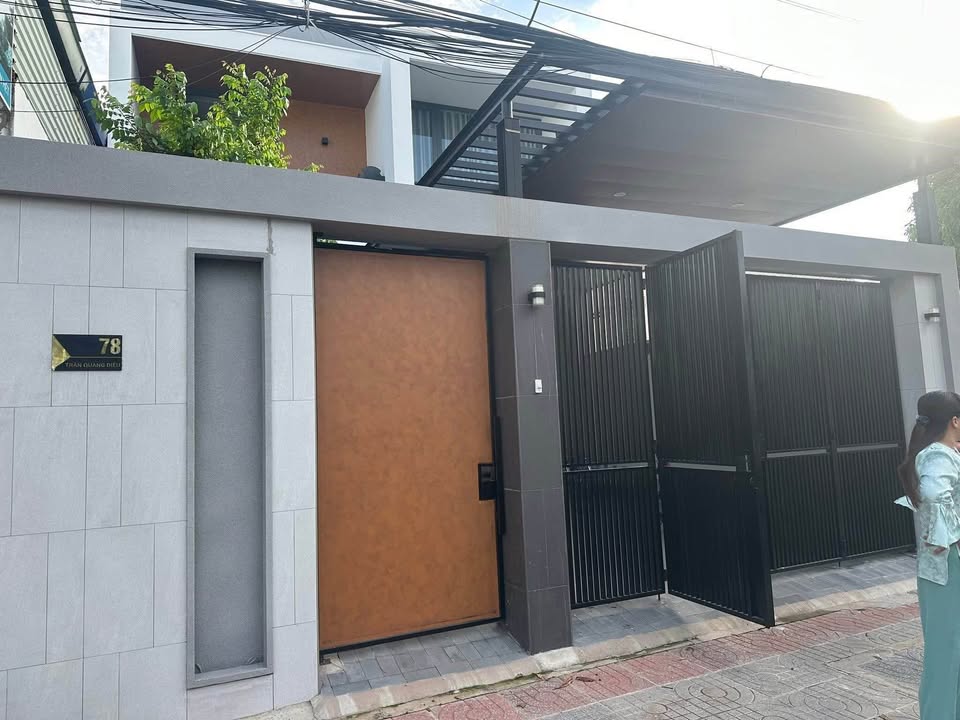 Nhà mặt tiền Trần Quang Diệu - 8x24m - 4 ngủ - tặng nội thất xịn sò - 6.9 tỷ