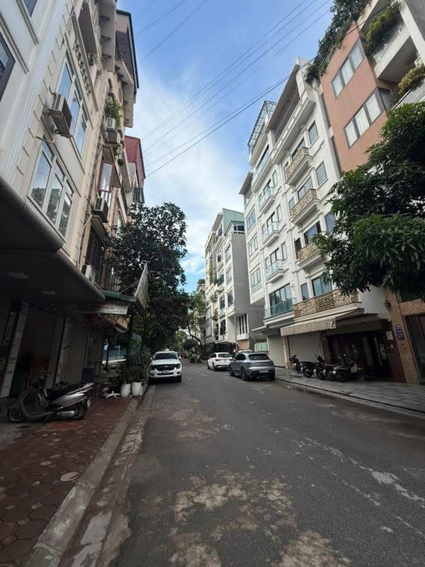 Tòa văn phòng đắc địa Trung Hòa - Cầu Giấy 110m², 8 tầng, mặt tiền 7.5m, dòng tiền 90 triệu/tháng