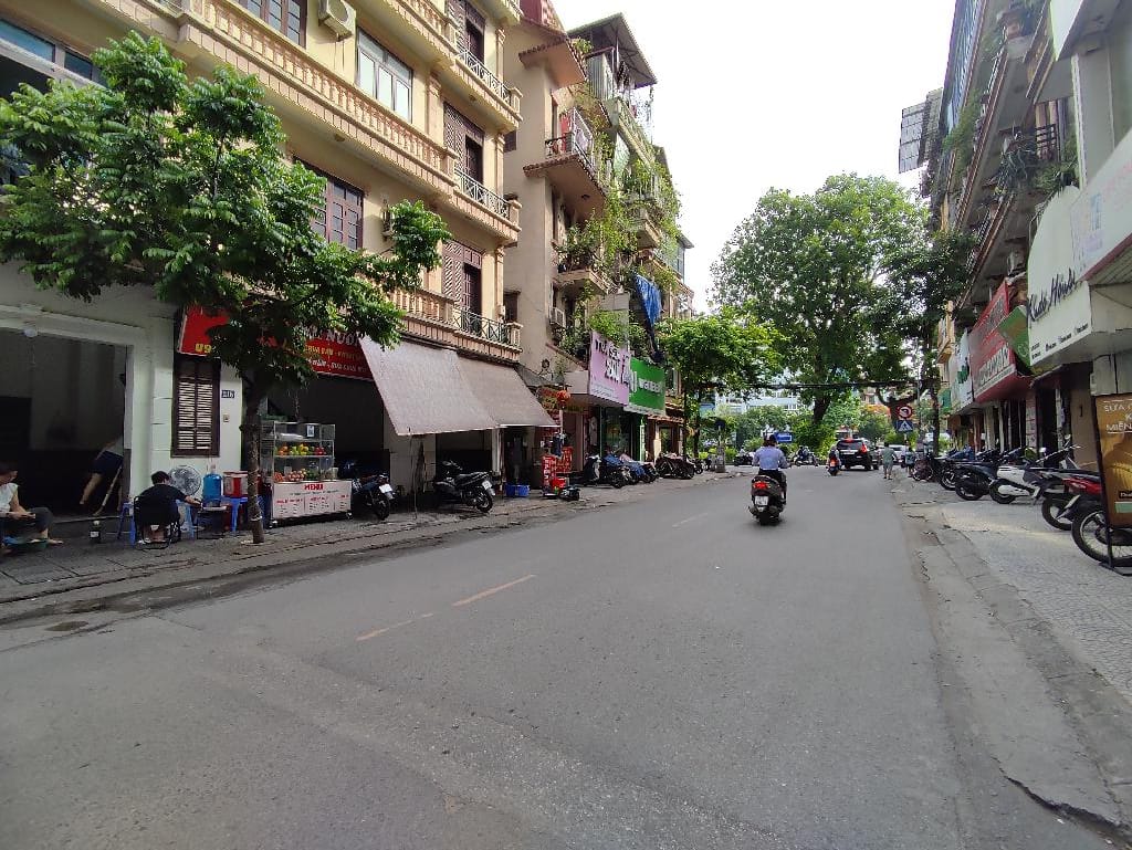 Mặt phố Chùa Láng - Lô góc vỉa hè rộng - Kinh doanh sầm uất - 106m²