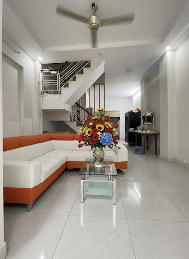 Căn nhà 4 tầng kiên cố, diện tích 37m² vuông vức, nằm gọn trong hẻm thông thoáng