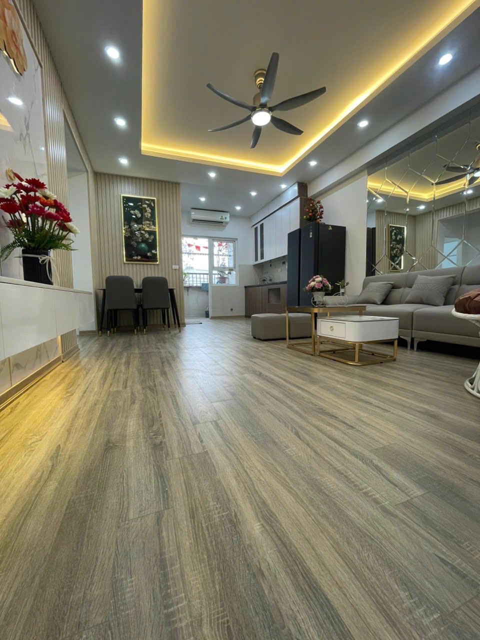 Căn hộ 63m2 Tứ Hiệp, Thanh Trì - Nội thất gỗ gõ đỏ, view đẹp