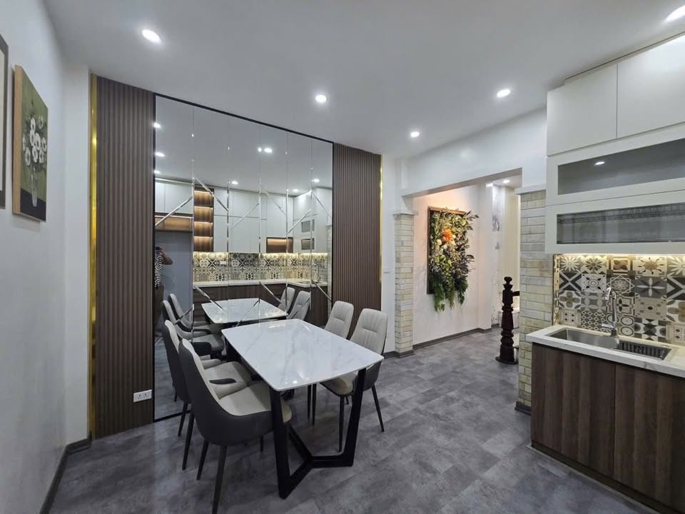 Nhà Cầu Giấy 43m2 x 5 tầng, full nội thất, ngõ rộng thoáng, giá 11 tỷ