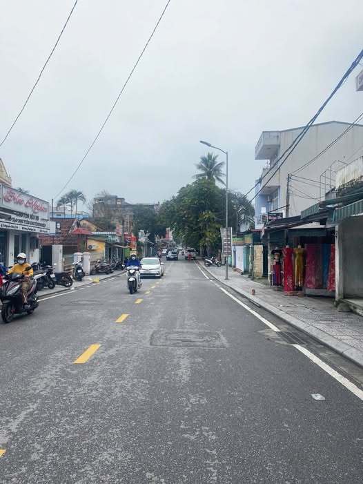 Bán nhà 3 tầng mặt tiền Nguyễn Công Trứ, Huế - Tiềm năng kinh doanh lớn