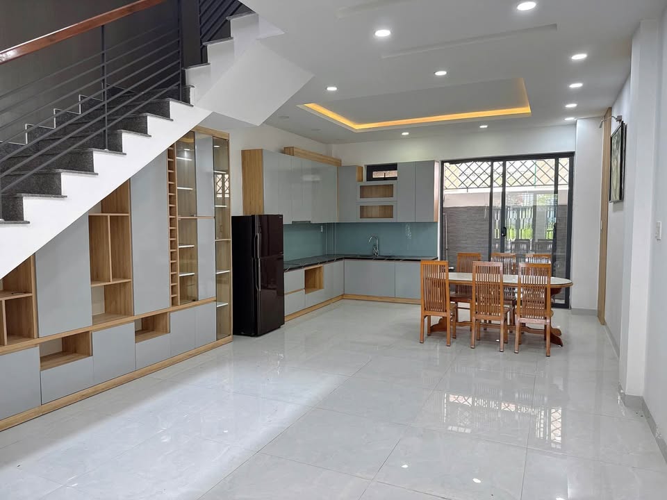 Chính chủ bán gấp nhà 3 tầng 100m2, ngang 5m, đường 16m, Khánh Hòa, giá 8.5 tỷ