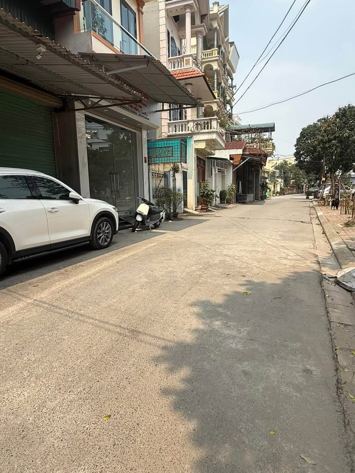 Bán nhà 3 tầng đẹp đường Kinh Bắc 26, Bắc Ninh, gần vườn hoa, ô tô đỗ cửa