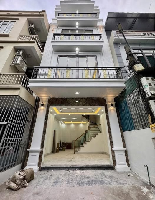 Nhà 4 tầng mới tinh, 5m mặt tiền, ô tô đỗ tận cửa, giá 3.75 tỷ