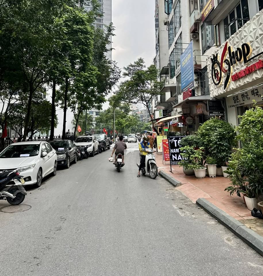 Nhà 4 tầng Hồ Tùng Mậu, 40m², ô tô đỗ cửa, kinh doanh đỉnh cao