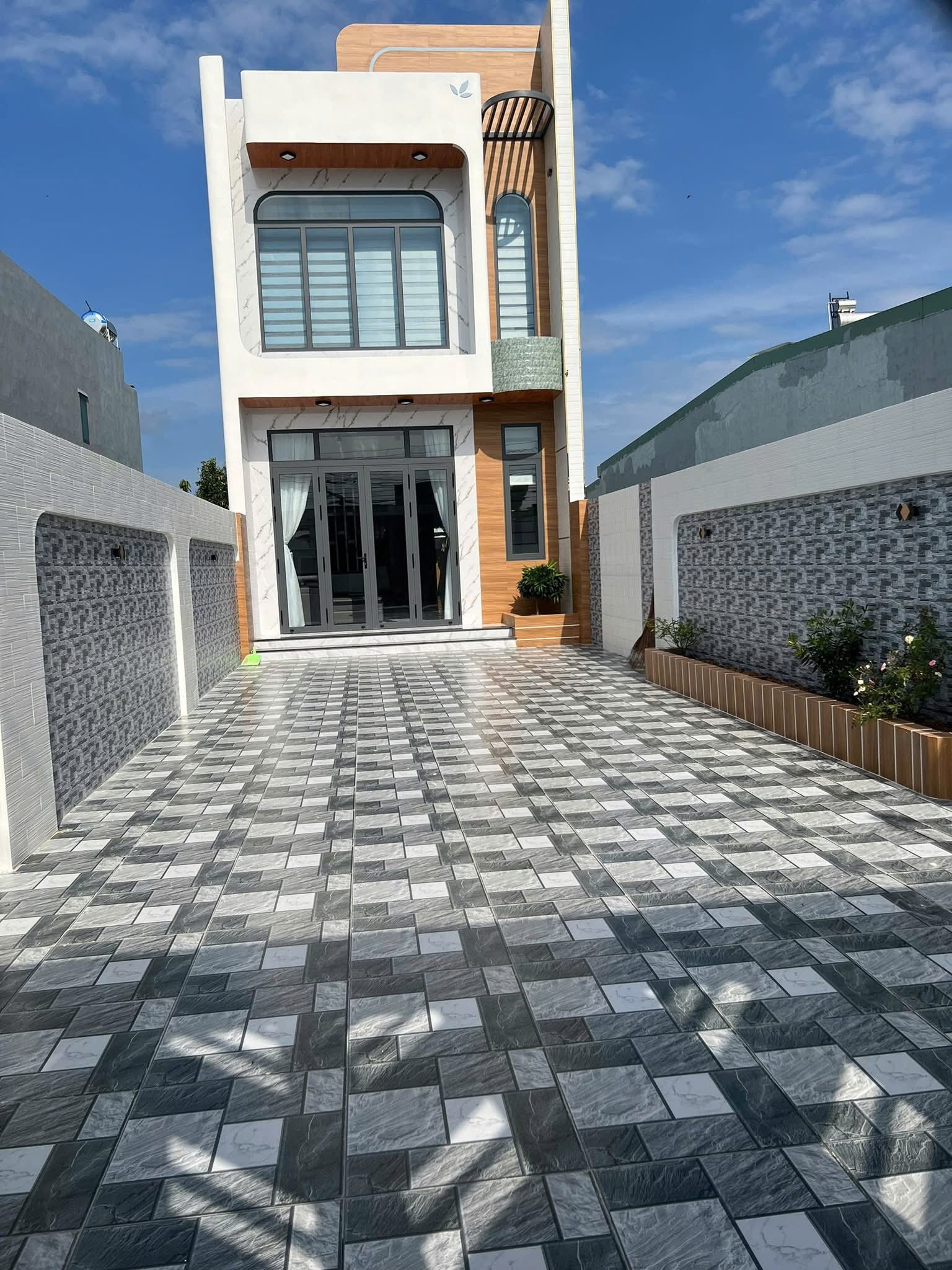 Nhà 1 trệt 1 lầu mặt tiền Hương lộ 14, Long Đất - Sổ đỏ 80m² thổ cư