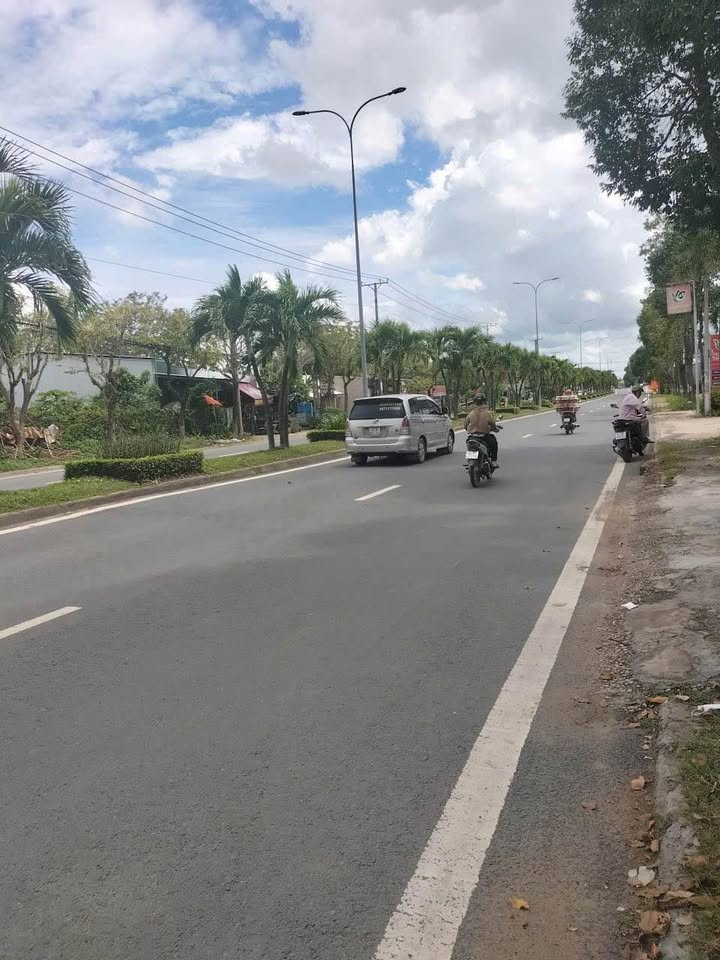 Mặt tiền Quốc lộ 57, Vĩnh Long - Kinh doanh đỉnh, nhà 3 ngủ sẵn có