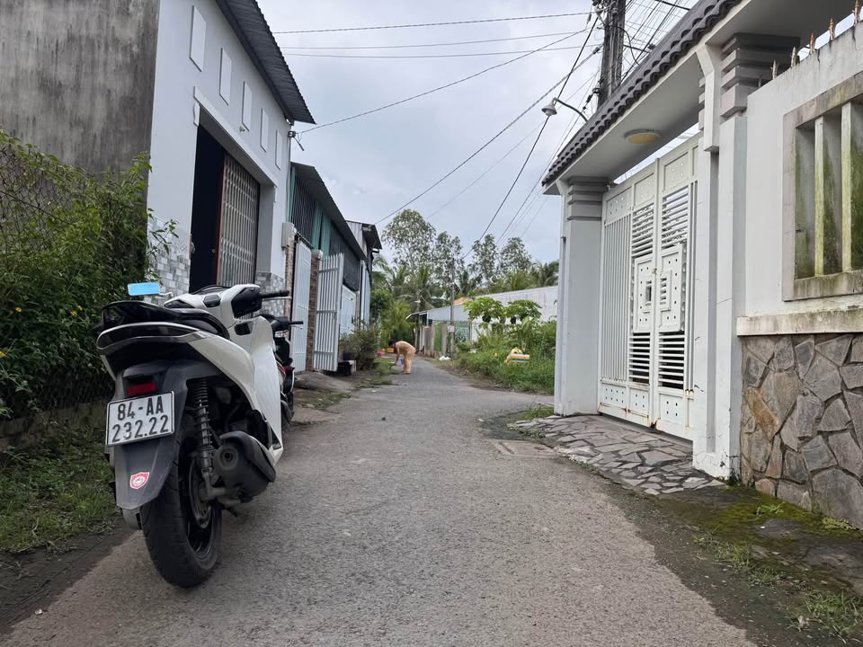 Nhà mặt tiền nhựa 5m, trục thẳng, gần Hùng Vương, giá chỉ 750 triệu