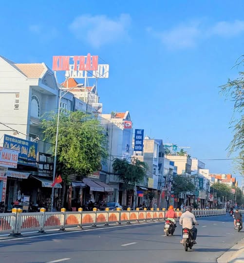 Nhà sở hữu hai mặt tiền trước sau, tạo lợi thế cực lớn cho việc kinh doanh buôn bán