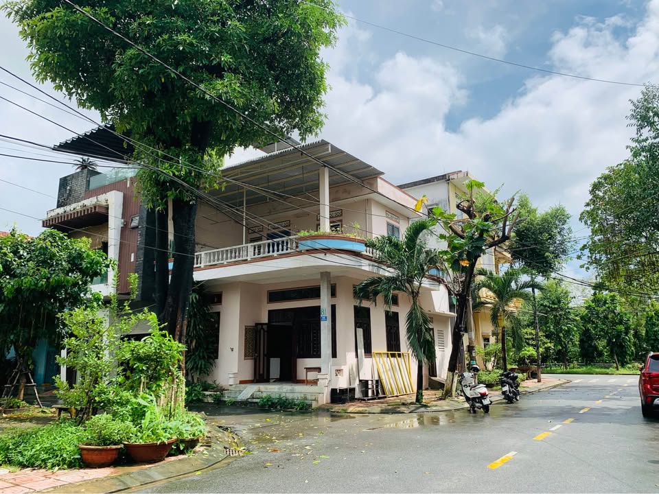 Nhà góc Trịnh Công Sơn 3,1 tỷ, đối diện công viên, sổ đỏ đầy đủ