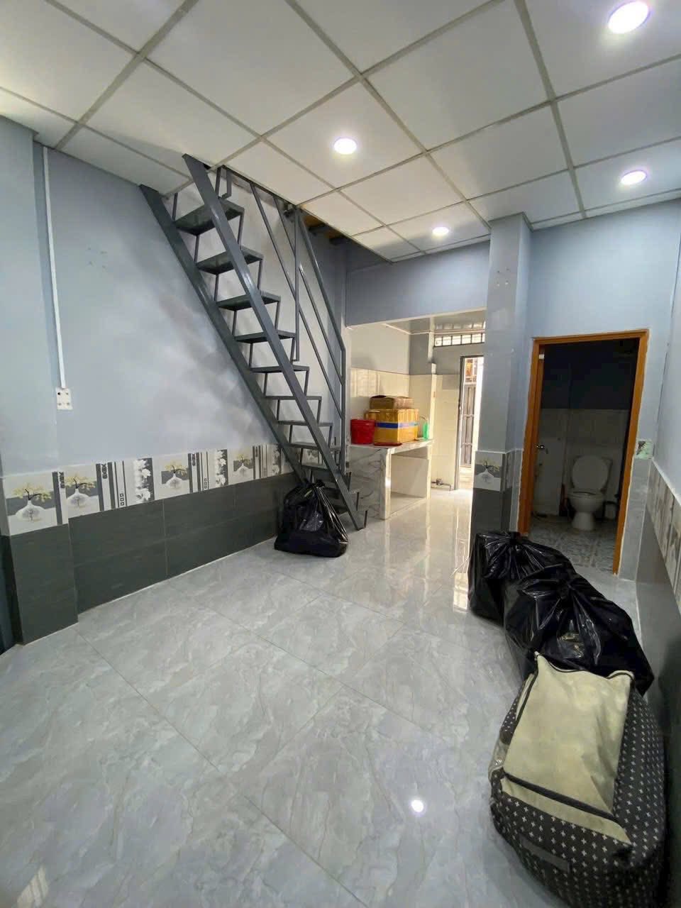 Ngôi nhà được thiết kế 1 trệt, 1 lầu, với 1 phòng ngủ