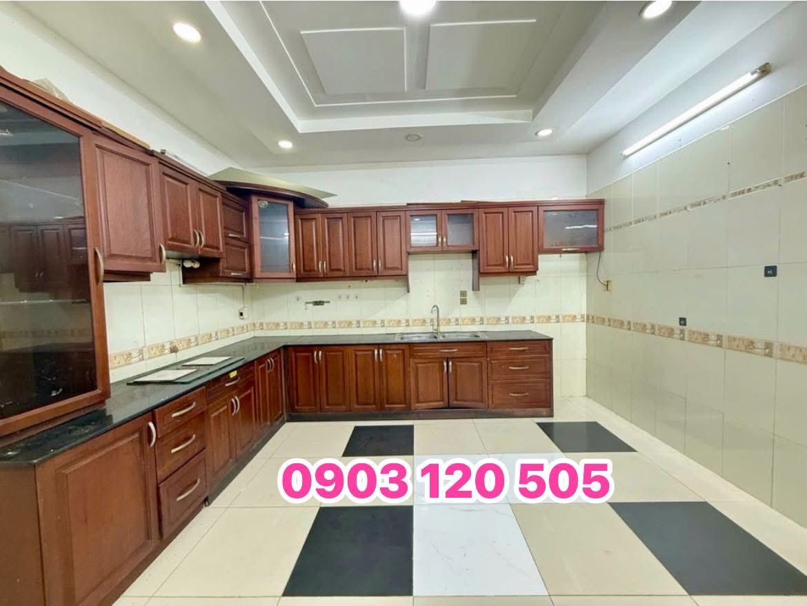 Nhà tọa lạc tại vị trí đắc địa trên hẻm xe tải duy nhất khu vực Cách Mạng Tháng Tám và Phạm Văn Hai