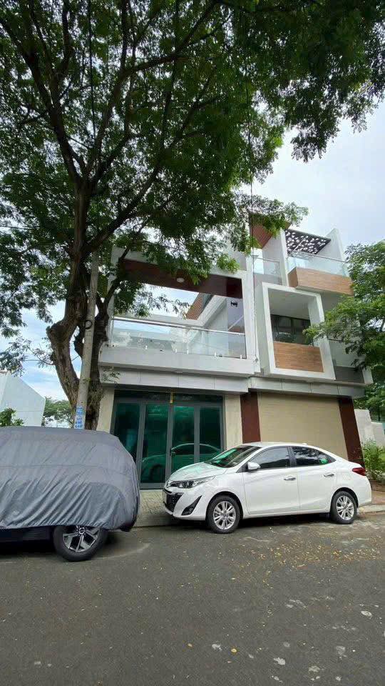 Ngôi nhà 1 trệt, 1 lầu này không chỉ sở hữu hướng Đông mát mẻ quanh năm mà còn được xây dựng kiên cố