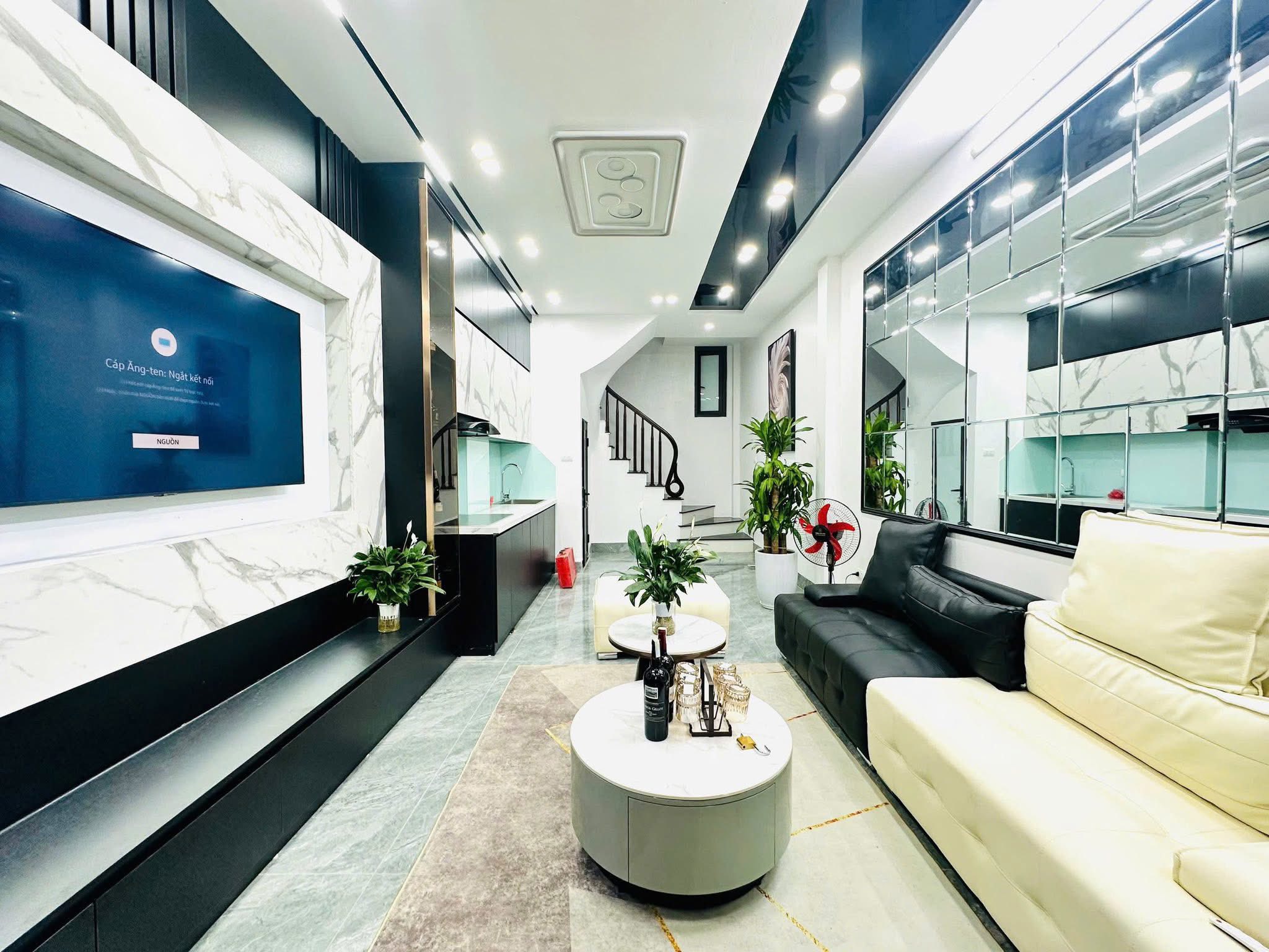 Bạn đang tìm kiếm một tổ ấm lý tưởng tại trung tâm Hà Nội? Đừng bỏ lỡ cơ hội vàng với căn nhà 5 tầng