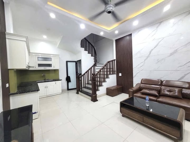 Nhà 5 tầng 35m² Nguyễn Văn Linh, Thạch Bàn - Tiềm năng đầu tư