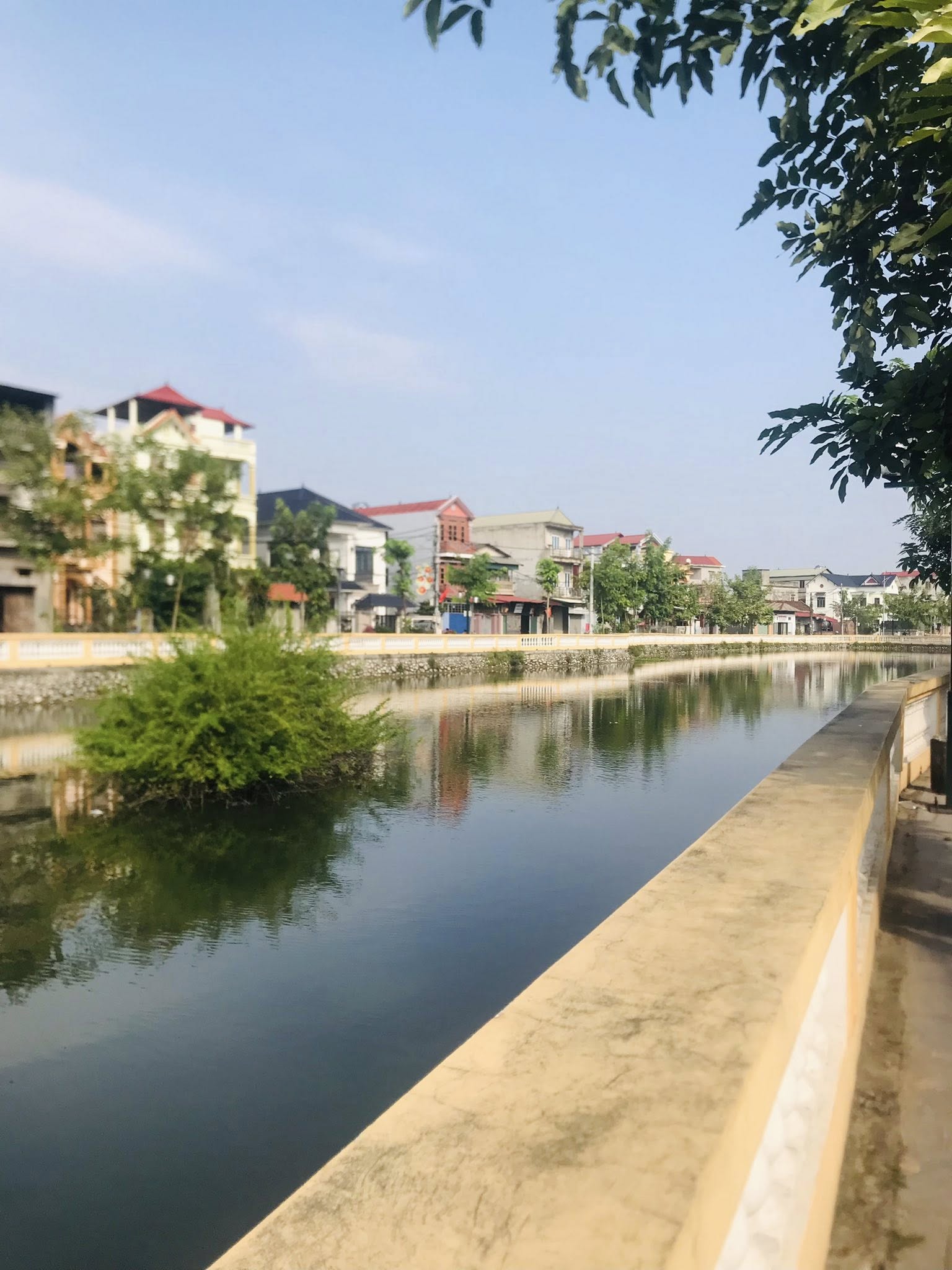 Bán nhà 3 tầng view hồ 70m2, mặt tiền 4.2m, thông ô tô tránh tại Đông Anh, Hà Nội