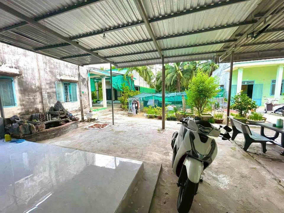 Nhà cấp 4 mới đẹp 2 sân rộng, 3 phòng, 143m2 thổ cư, giá hời