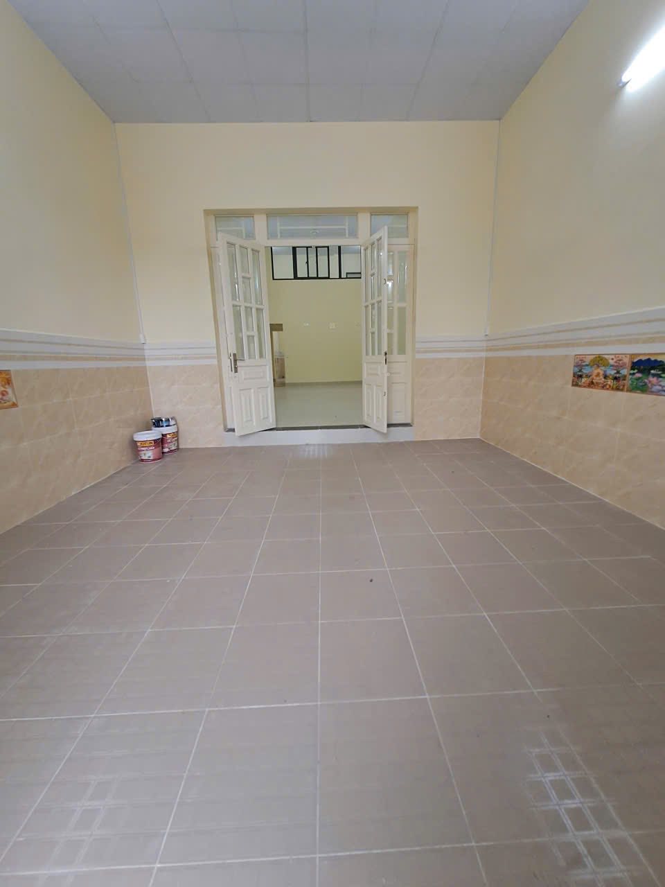 Tọa lạc tại khu dân cư Phú Xuân sầm uất, căn nhà nguyên căn này mang đến một không gian sống lý tưởng