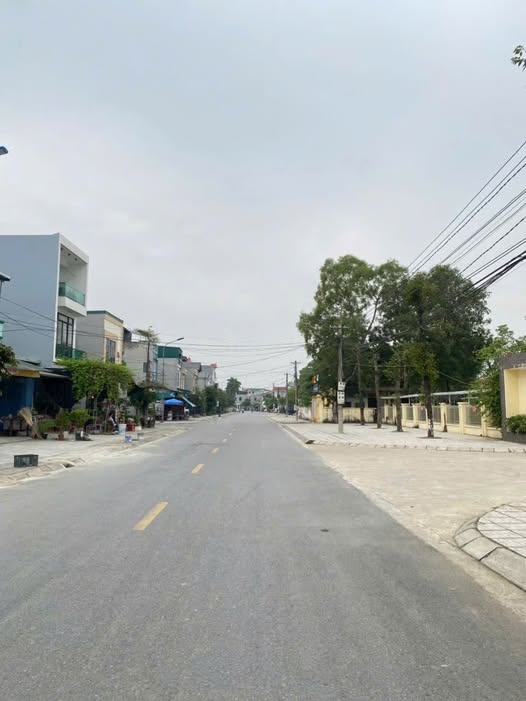 Bán lô đất 100m² trục đường ủy ban phường Quảng Thịnh, Đông Bắc, giá 2.4 tỷ