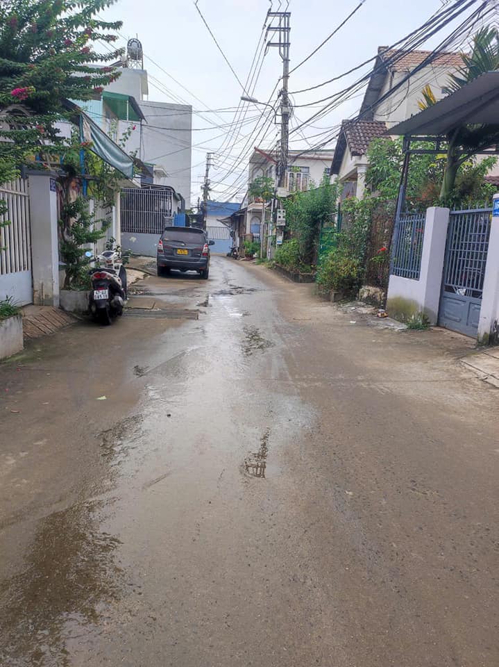 Mảnh đất vuông vắn, nở hậu, đường ô tô rộng rãi, gần trung tâm thành phố