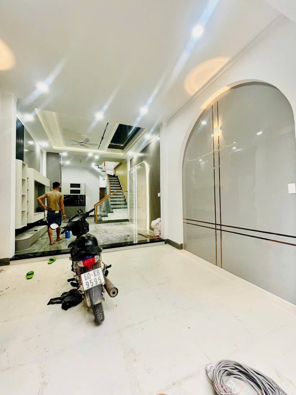 Bán nhà 1 trệt 1 lầu gần chợ nhỏ Tân Hiệp, nhà đẹp, giá tốt