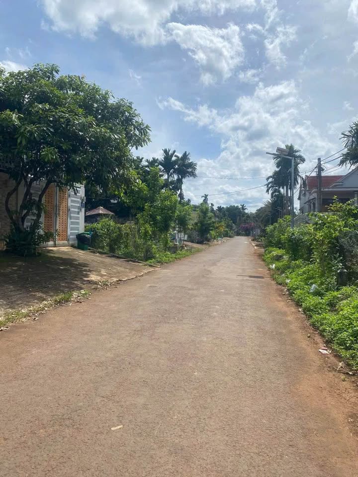 Chào mừng quý vị đến với mảnh đất vuông vắn, tọa lạc tại hẻm cấp 1 trên Đại Lộ Đông Tây sầm uất