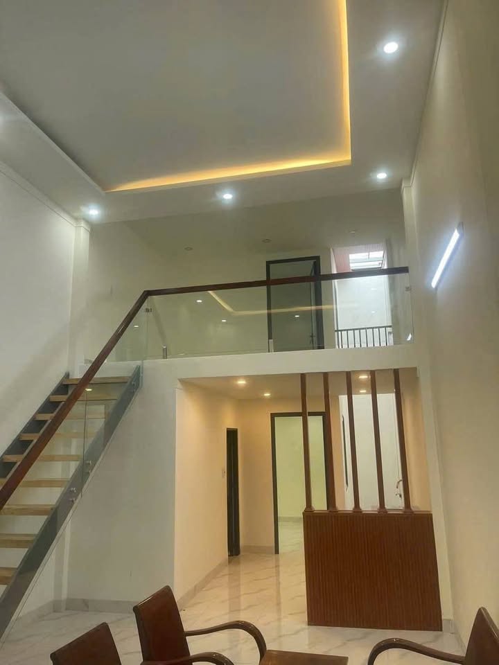 Nhà mới toanh, thơm mùi sơn thuê ngay kẻo lỡ