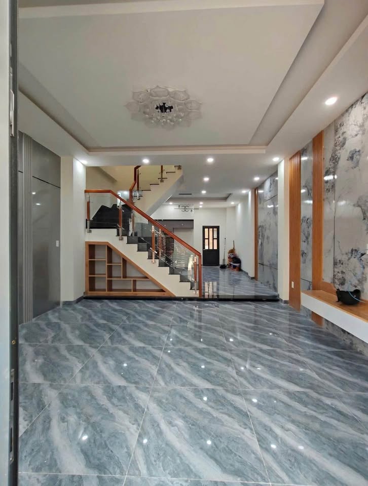 Nhà trệt lầu 70m² tặng nội thất, sổ sẵn hoàn công đầy đủ - Tân Hiệp, Bình Dương