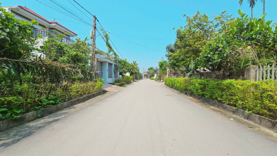 Đất vuông vức, đường rộng thênh thang, gần UBND - Chốt ngay kẻo lỡ