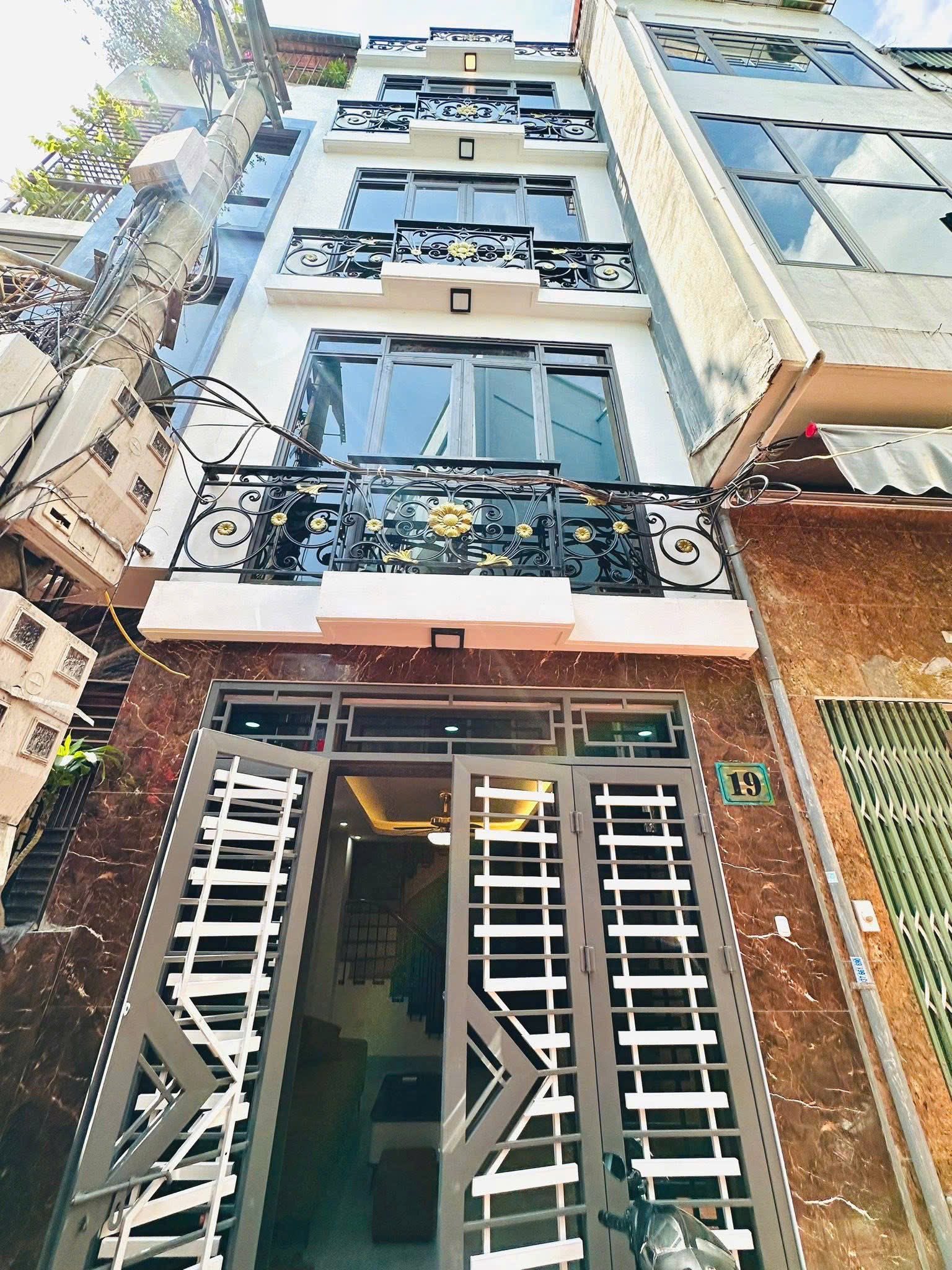 Tọa lạc tại mảnh đất vàng của quận Đống Đa, Hà Nội, ngôi nhà này mang trong mình vẻ đẹp hoài cổ