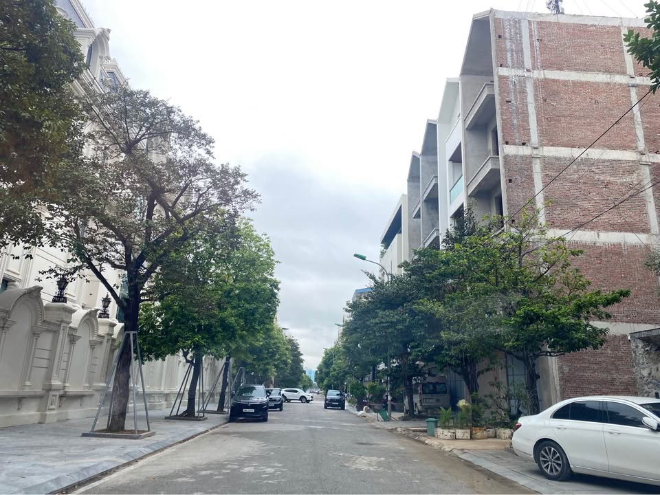 Nhà thô 4.5 tầng - 90m2 - Hướng Tây Nam - Gần Công viên Bố Vệ