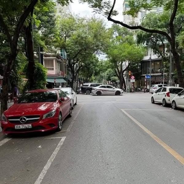 Nhà mới tinh 8 ngủ, Công viên Cầu Giấy, thể dục hay ở, tỷ phú chọn