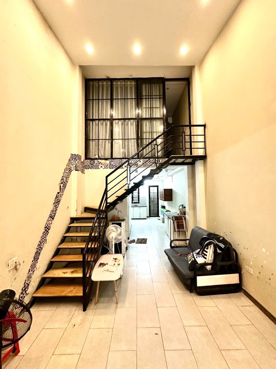 Nhà gác lửng trung tâm Đồng Tiến xách vali đến ở, ô tô đỗ cửa, giá hời