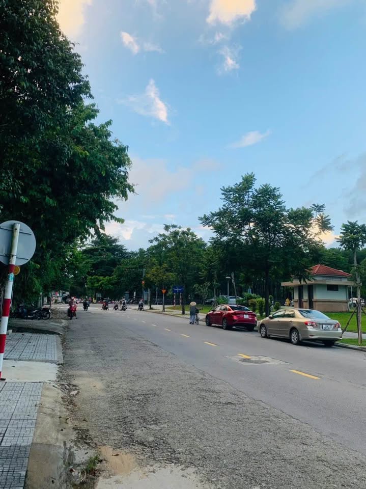 Đất kiệt ô tô nở hậu, sổ đỏ vuông vắn, cạnh Phan Bội Châu