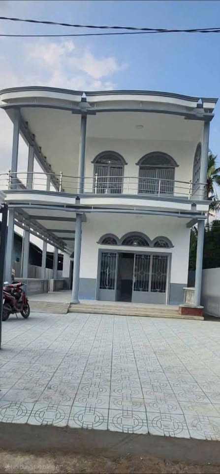 Nhà 1 trệt 1 lầu Bến Tre thoáng mát, đậu 4 xe, giá hời
