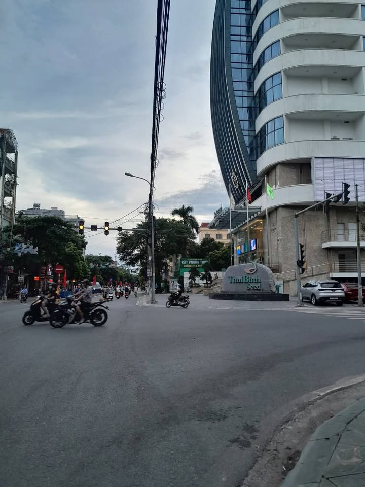 Nhà 36m² 4 tầng, 3 phòng ngủ, 2 phòng master rộng như cung điện, giá 2,x tỷ - Sắm sửa đồ đạc là ở