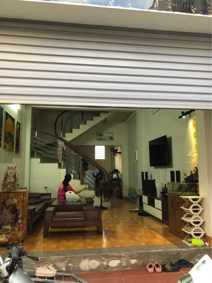 Nhà 3 tầng Lãm Hà ngõ ô tô, gần chợ, trường, bệnh viện, giá yêu thương