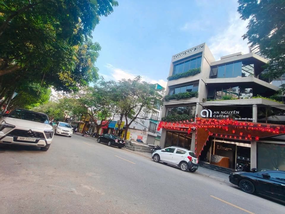 Nhà Phố Trạm Long Biên - Ô tô đỗ cửa, 42m2, 11 tỷ