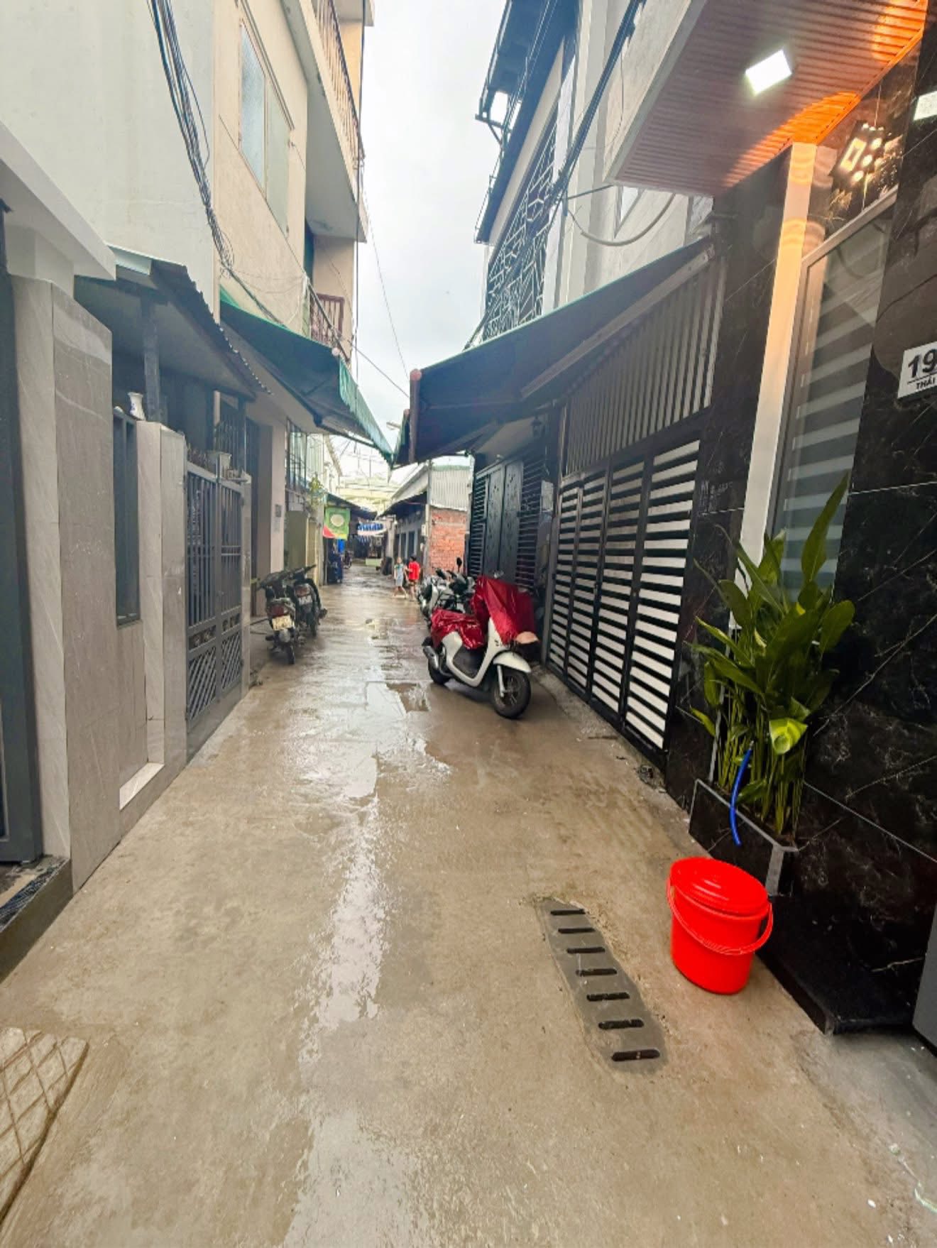 Nhà 2 tầng full nội thất, vị trí đắc địa bên hông chợ Thái Thị Bôi, Đà Nẵng