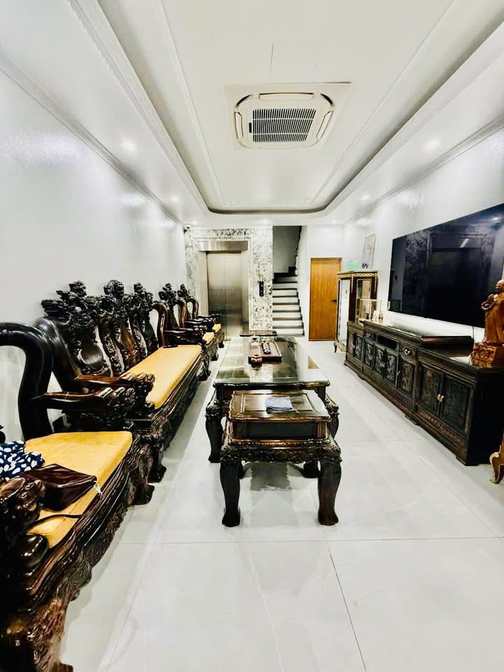 Nhà 5 tầng thang máy ở Hai Bà Trưng - Ngõ thoáng, tặng nội thất xịn sò, giá hời