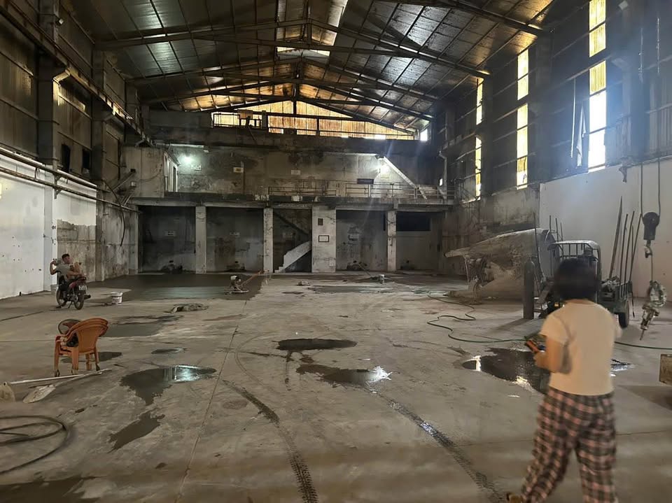 Kho 1100m2 siêu rộng, có cẩu trục, xe công ra vào thoải mái - Giá hời