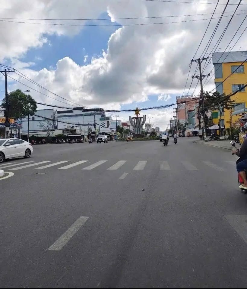 Nhà mặt tiền Nguyễn Văn Linh, Cần Thơ vừa ở vừa kinh doanh, hướng Đông mát mẻ